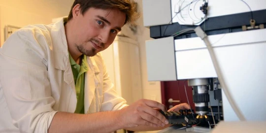 Biochemik hledá způsoby, jak studovat metabolismus léčiv