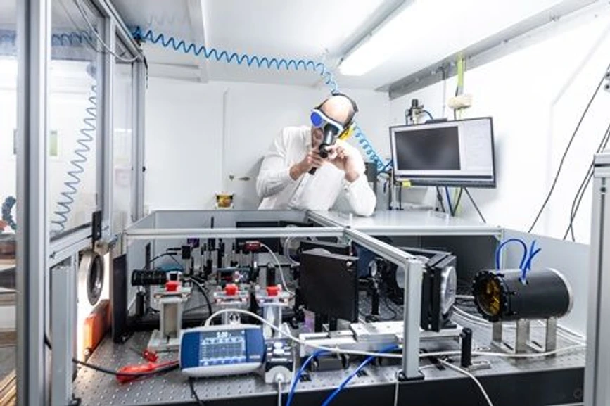 AVČR: „Dříve farmáři používali k vylepšování ostří kos či srpů kladívko. My do kovů ‚mlátíme‘ světlem,“ říká Jan Kaufman.