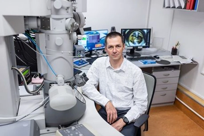 AVČR/Jana Plavec: Jak se čtou krystaly? Jejich znalost je pro materiálovou vědu zásadní: „Dokonce i ty nejkvalitnější krystaly křemíku, jež se používají na procesory, nelze vytvořit zcela bez poruch,“ říká vědec.