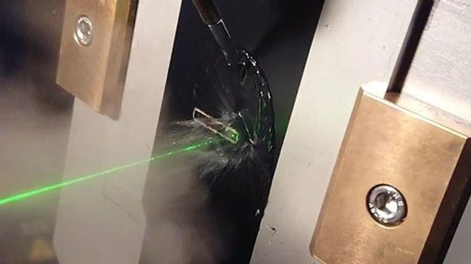 AVČR: Jeden pulz trvá deset nanosekund a vyšle k vzorku deset joulů energie.