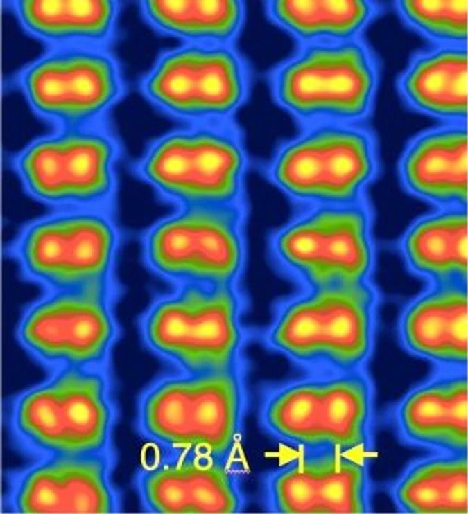 AVČR/Ústav přístrojové techniky AV ČR: Mikroskopická laboratoř Akademie věd šetrně přiblíží svět na atomární úrovni: Snímek krystalu křemíku, na kterém jsou vidět atomy vzdálené od sebe 0,078 nm.