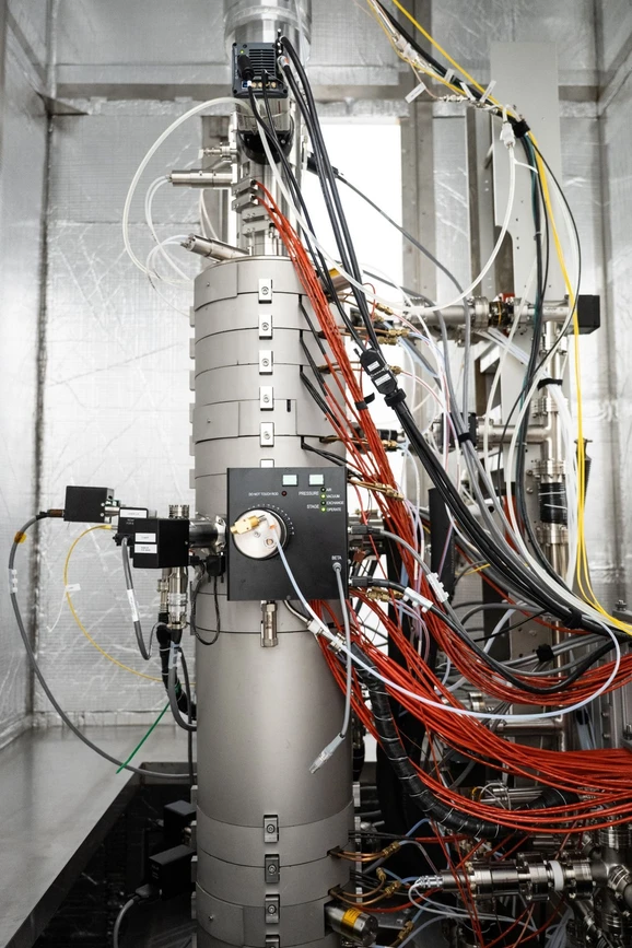 AVČR/Ústav přístrojové techniky AV ČR: Mikroskopická laboratoř Akademie věd šetrně přiblíží svět na atomární úrovni: UltraSTEM mikroskop v brněnském Ústavu přístrojové techniky AV ČR využijí vědci z Akademie věd i i odborníci z komerční sféry.