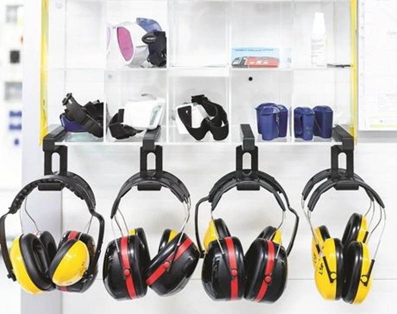 AVČR: Rány při laserovém vyklepávání dosahují až 135 dB. Vědci se neobejdou bez sluchátek proti hluku.