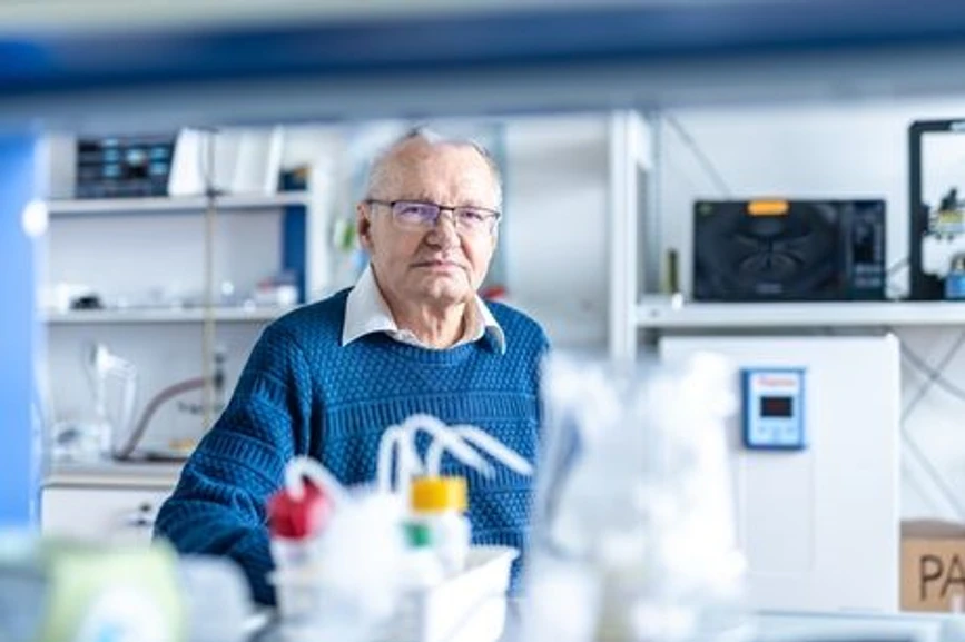 AVČR/Jana Plavec: Souboj světla a antibiotik. Dokážeme vyčistit vodu od škodlivých látek?: Jiří Rathouský z Ústavu fyzikální chemie J. Heyrovského AV ČR. (CC)