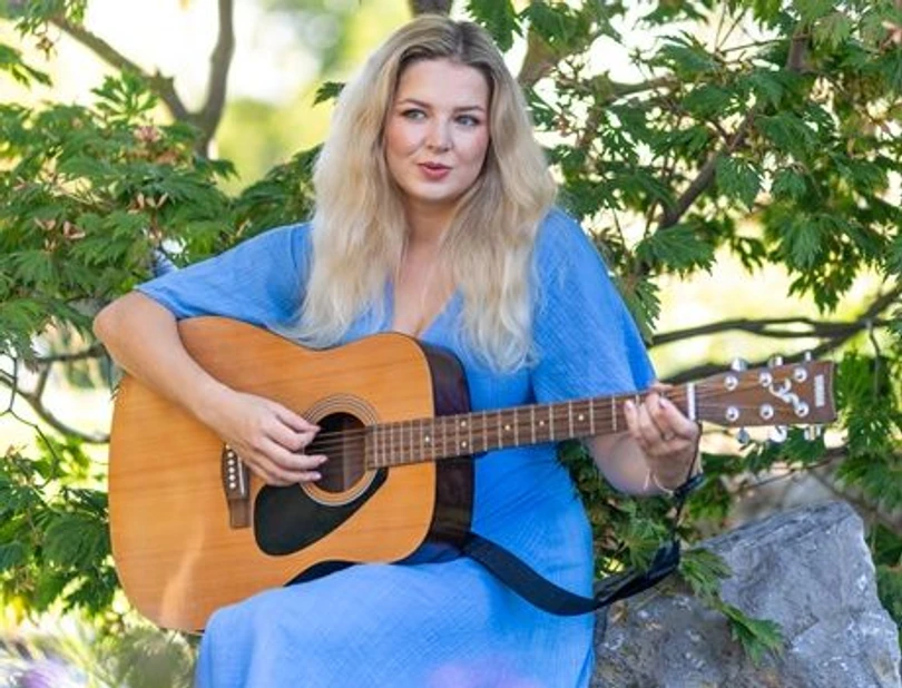 AV ČR/Jana Plavec: Moje komfortní zóna je v labu, říká neurovědkyně Monika Kubísková: Monika Kubísková relaxuje třeba při hře na kytaru.