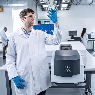 Agilent Cary 7000 UMS UV-Vis-NIR spektrofotometr