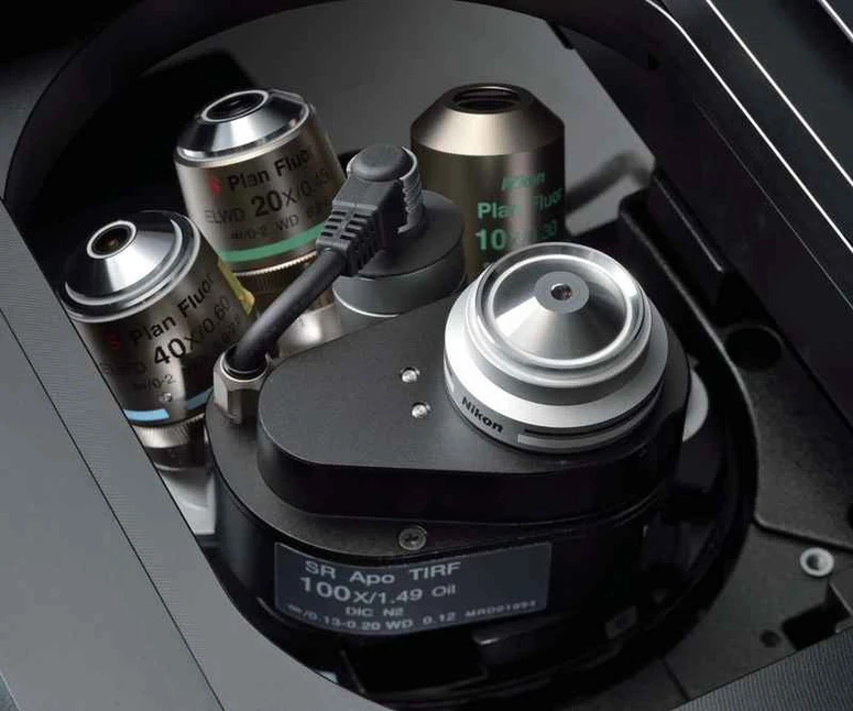 Altium International - Nikon Eclipse Ti2 - Automatická korekce objektivů u Nikon Eclipse Ti2 - vysoce přesné řízení pohybu korekčních objímek