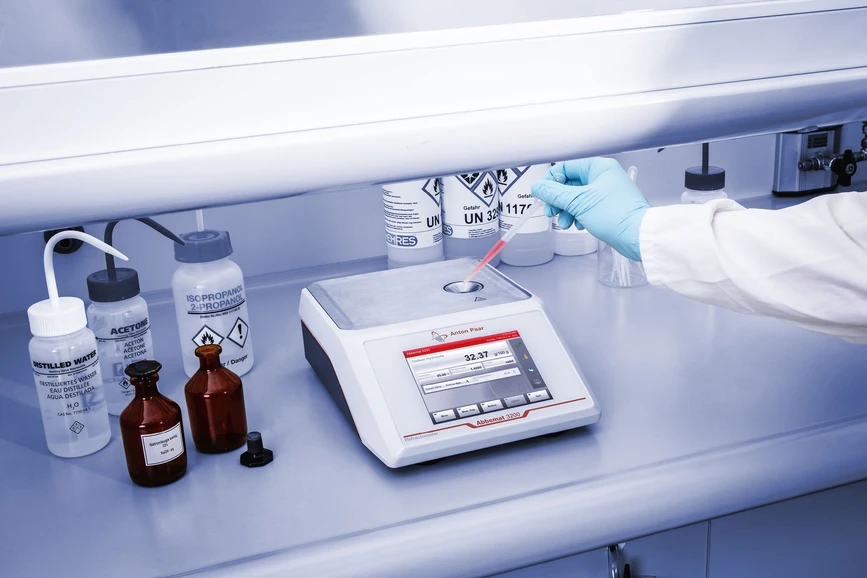 Anton Paar CZ - Anton Paar Abbemat serie - filling oil sample 2.jpg