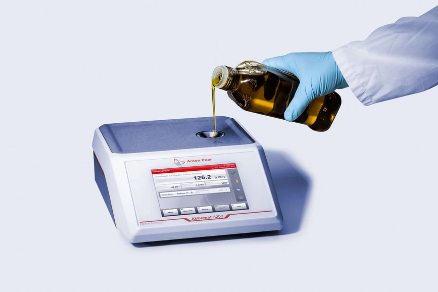 Anton Paar CZ: Anton Paar Abbemat serie - filling oil sample.jpg