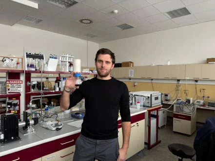 Čeští vědci vyvinuli materiál pro výrobu chemikálií z vody a slunce. Inspirovali se lidskými enzymy