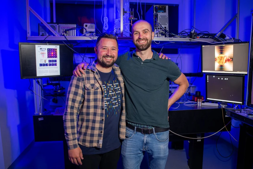 <p><strong>CEITEC/Václav Široký:</strong> Zleva fyzikové Petr Viewegh a Petr Bouchal kteří se podíleli na výzkumu optických vlastností bramborového škrobu</p>