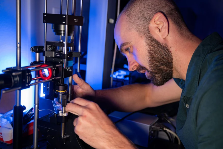 CEITEC/Václav Široký: Bramborový škrob svými optickými vlastnostmi předčí i nanomateriály: Fyzik Petr Bouchal v laboratoři.