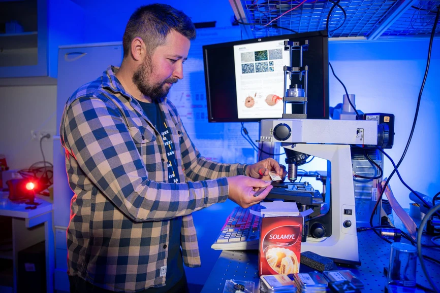 CEITEC/Václav Široký: Bramborový škrob svými optickými vlastnostmi předčí i nanomateriály: Fyzik Petr Viewegh v laboratoři na Fakultě strojního inženýrství VUT.