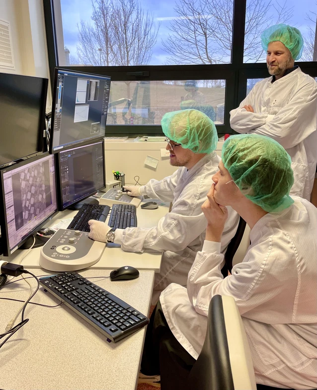 CEITEC / CEITEC VUT: Nová generace magnetických materiálů může překonat limity křemíkových technologií: Vojtěch Uhlíř a jeho tým zkoumají nové třídy magnetických materiálů.