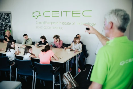 Po stopách neviditelného aneb Elektronová mikroskopie v Brně