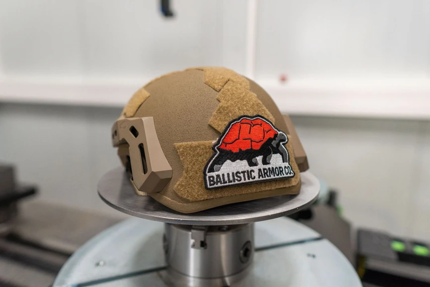 CEITEC VUT/CEITEC VUT se svolením Ballistic Armor Co.: Profesionální ochranné vybavení pod rentgenem: Výzkumníci z CEITEC ověřili kvalitu balistické přilby bez jediného řezu: Helma Bastion od Ballistic Amor Co. skenovaná v CTLAB CEITEC.