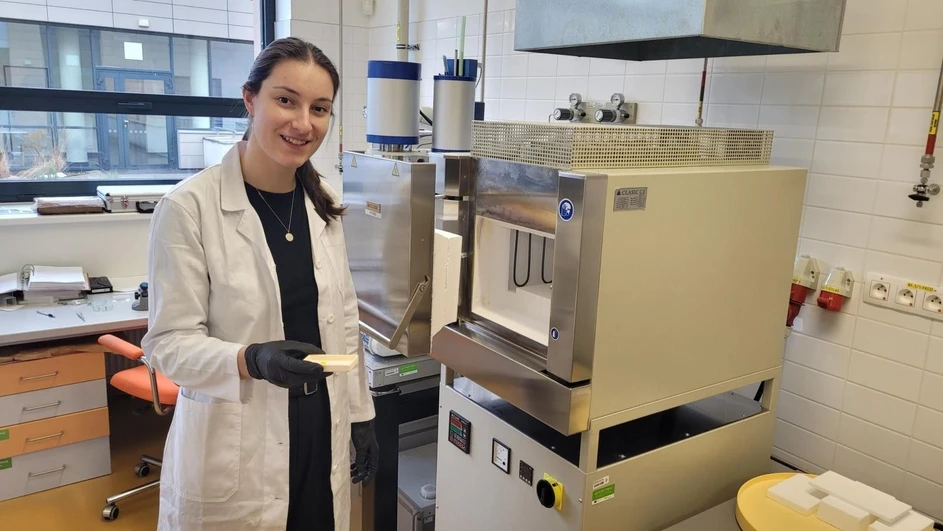 <p>CEITEC VUT: Oceněná studentka Tereza Havlíková vyvíjí keramiku, která svítí</p>