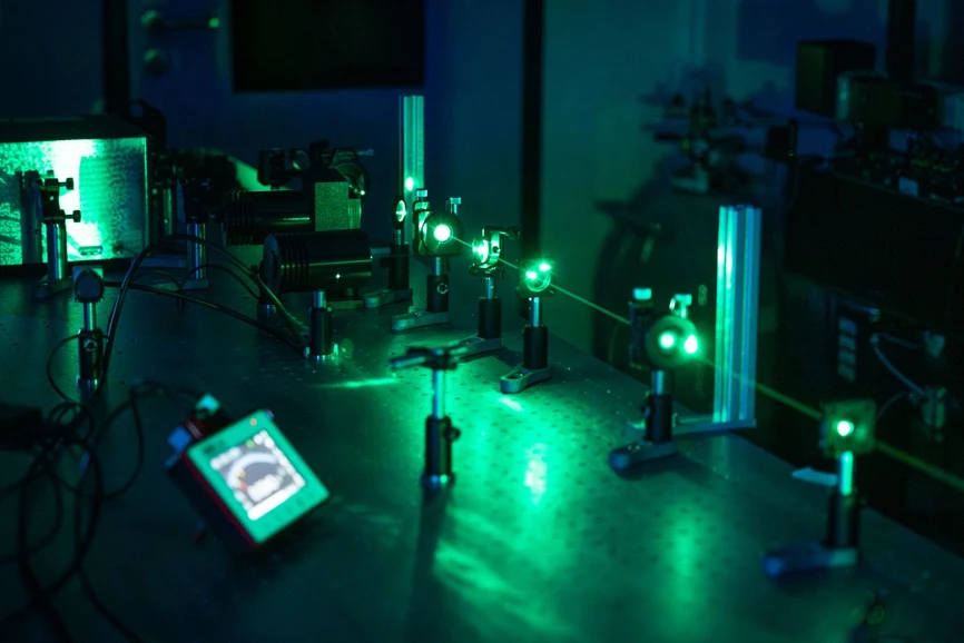 CEITEC VUT/Václav Koníček: Mikroskop budoucnosti: Spojení světla a elektronů získalo prestižní grant: Výzkum Andrey Konečné