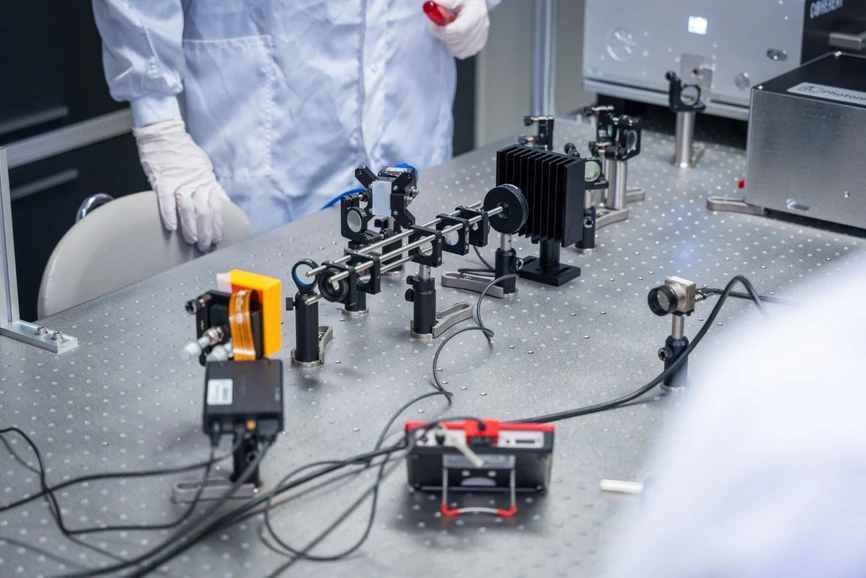 CEITEC VUT/Václav Koníček: Mikroskop budoucnosti: Spojení světla a elektronů získalo prestižní grant: Výzkum Andrey Konečné