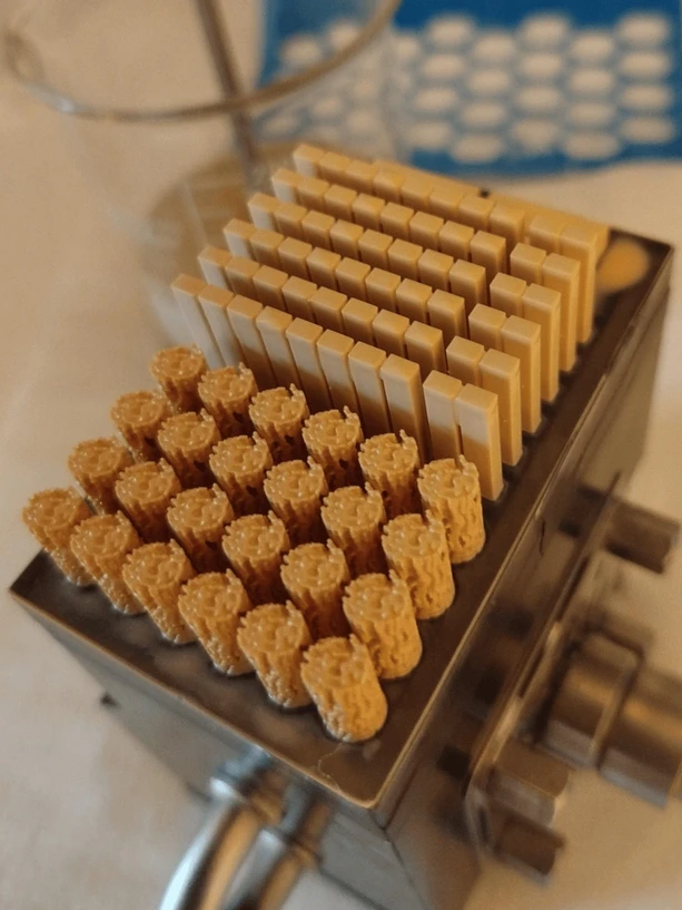 CEITEC: Vědci z CEITEC vyvíjí vlastní tekuté směsi pro keramický 3D tisk – přesně na míru