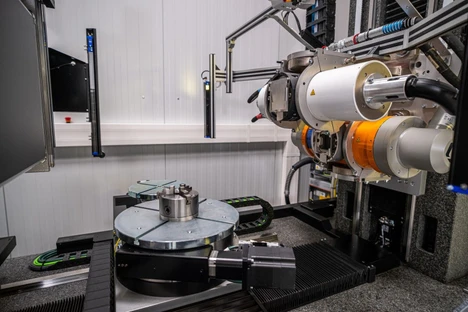 Nový výpočetní tomograf odhalí dutiny a vady u velkých průmyslových dílů