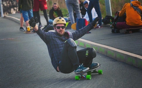 Z laborky rovnou na longboard: Martin Palušák jede ve vědě a adrenalinu
