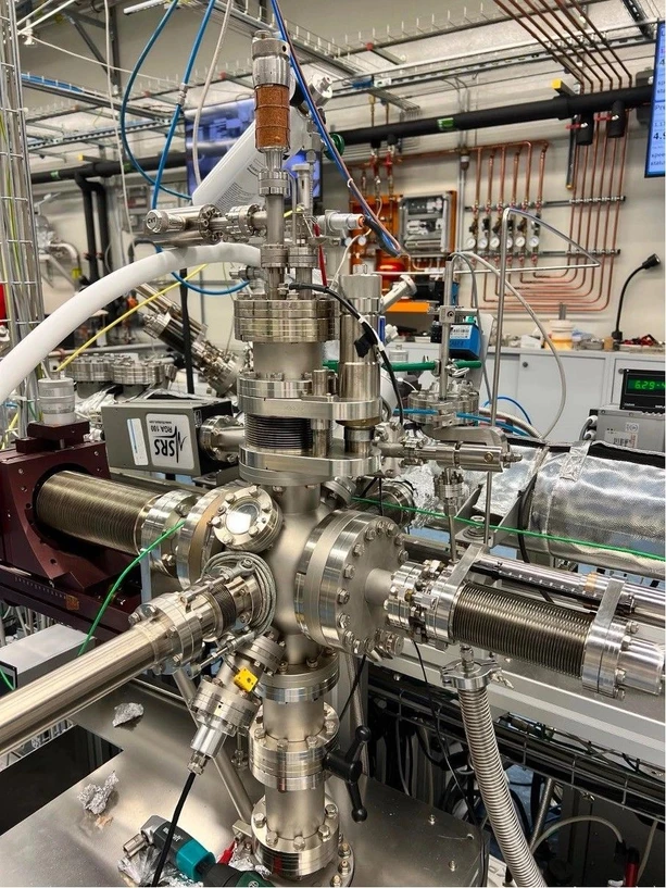 FZU AV ČR: Špičkový modulární systém pro výzkum povrchů se stěhuje z JRC - Karlsruhe do Prahy.