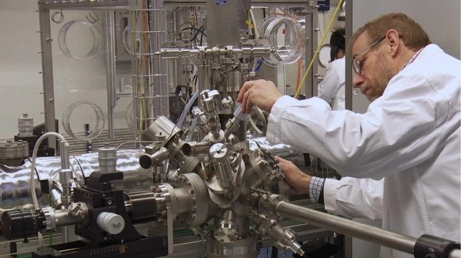 <p>FZU AV ČR: Thomas Gouder s modulárním systémem pro výzkum povrchů v JRC - Karlsruhe.</p>