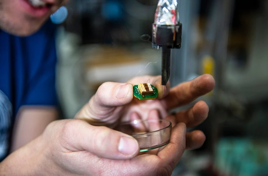 <p><strong>Forum: Magazín Univerzity Karlovy/Vladimír Šigut: </strong>Michal Vališka zkoumá, jak se materiál stane supravodičem&nbsp;</p>