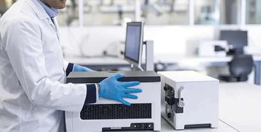 Současné měření kalibrační křivky a vzorků pomocí UV-Vis spektrofotometru Agilent Cary 3500