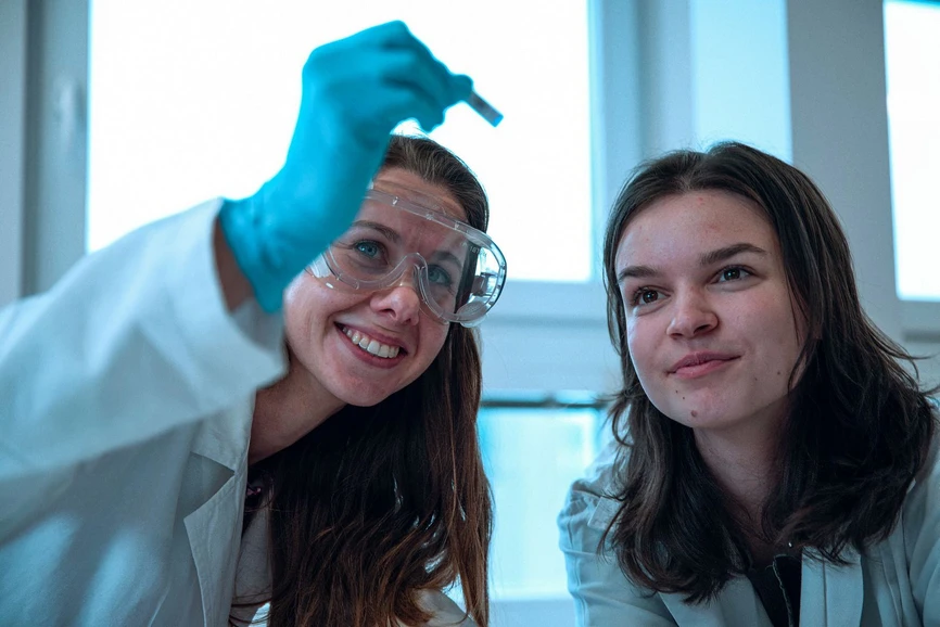 Janoshik: Kariéra v analytické laboratoři