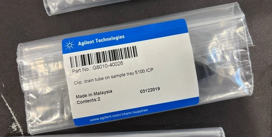 Agilent klip pro upevnění odtokové hadičky rozprašovací komory ICP-OES, G8010-40026 (Nový)