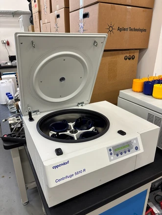 Eppendorf 5810R stolní centrifuga s rotorem (Testováno)