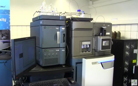 Hmotnostní spektrometrie s vysokým rozlišením a přesnou hmotou (LC/HRAM/HRMS)