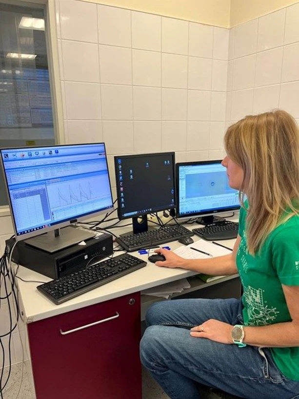 MUNI/Adéla Lerchová: I kompromis mezi rodinou a vědou může být proveditelný: Kontrola měření na řídicí jednotce systému LA-ICP-MS.