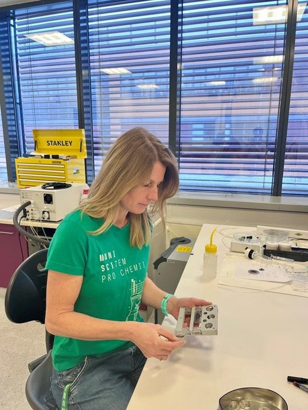 MUNI/Adéla Lerchová: I kompromis mezi rodinou a vědou může být proveditelný: Vkládání vzorků do ablační cely před měřením metodou LA-ICP-MS.