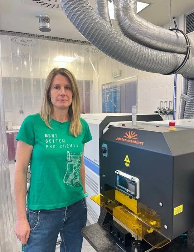 MUNI/Adéla Lerchová: I kompromis mezi rodinou a vědou může být proveditelný: Docentka Markéta Holá v Laboratoři atomové spektrochemie.