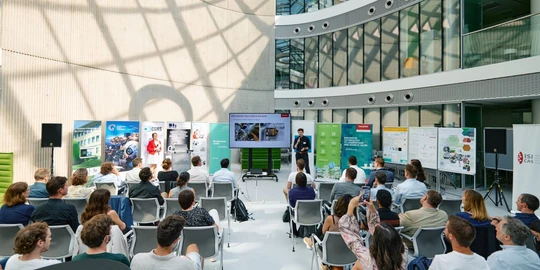 Příznivci elektronové mikroskopie navazovali v CEITEC MU spolupráci ve 120 sekundách