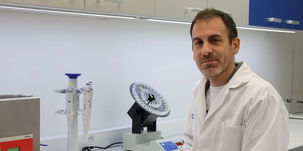 MUNI / Ema Marušáková: Kévin Salesse v nové izotopové laboratoři.