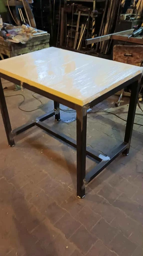 M&M Svářečská škola Laboratorní stoly na míru