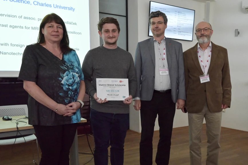 M. Durec: Předání symbolického šeku na Stipendium Vladimíra Sklenáře. Zleva ředitelka NCBR MU prof. M. Wimmerová, Mgr. Martin Orságh, zástupce firmy Měřicí technika Morava Mgr. F. Holáň, předseda hodnotící komise doc. R. Fiala.