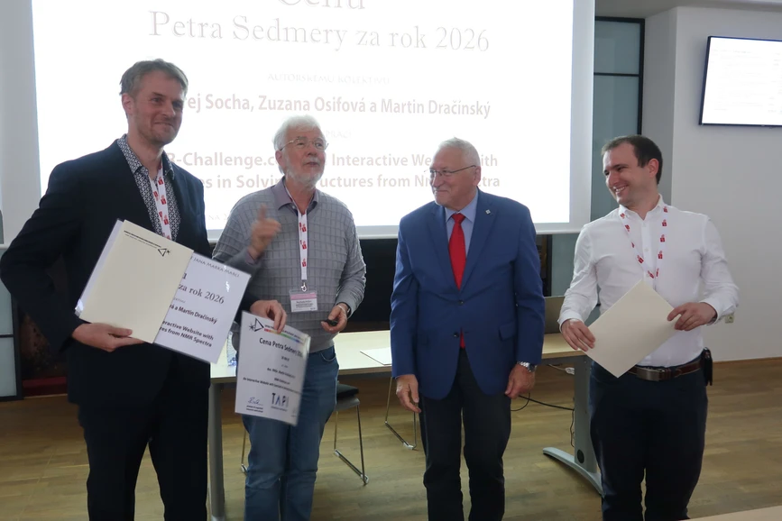 R. Fiala - Předseda poroty prof. N. Müller a zástupce SSJMM prof. V. Kanický předávají Cenu Petra Sedmery za rok 2026 doc. Martinu Dračínskému (vlevo) a Mgr. Ondřeji Sochovi, PhD. (vpravo).