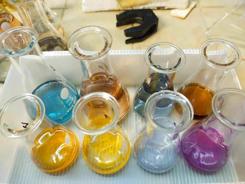 Noc vědců/FaF UK: Proměna látek není magie, je to jenom chemie