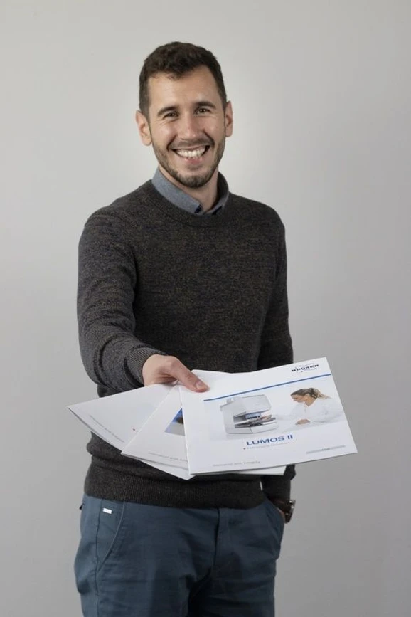 Optik Instruments: Bruker brožury.