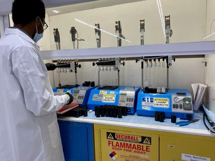 Alternativy k tradičním digestořím: Komplexní průvodce laboratorními ochrannými systémy