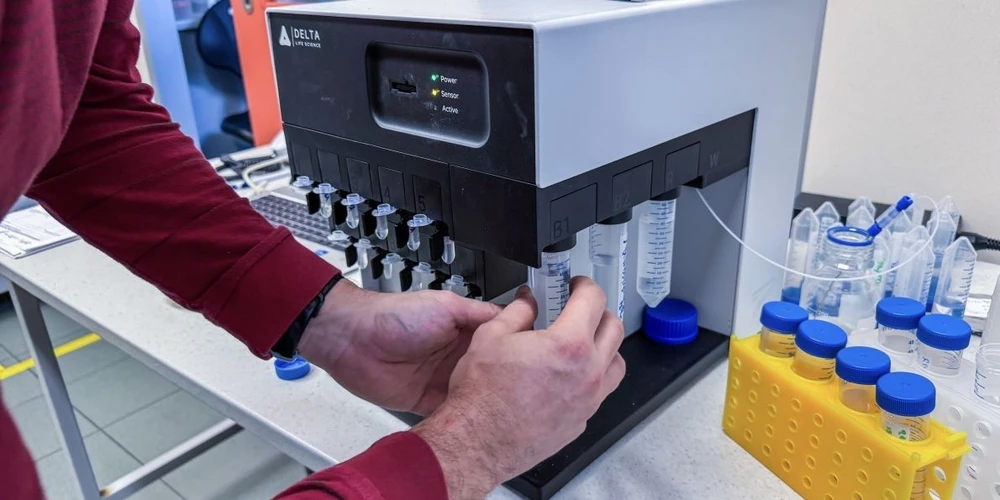 <p>Ostravská Univerzita / Universitas: Ostravská univerzita získala unikátní systém pro sledování interakce mezi biomolekulami</p>