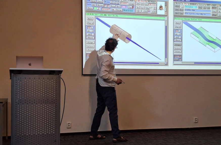 SSJMM: Pohyb iontů ve spektrometru – od počítačové simulace k prototypu (Ján Žabka)