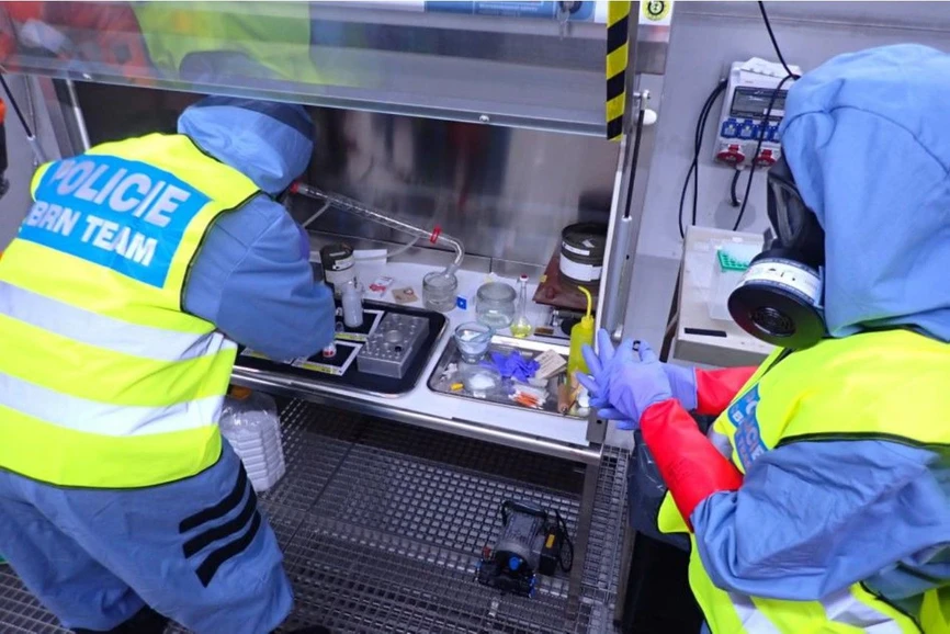 SÚJCHBO: Obrázek 8 - Průzkum, odběr vzorků a jejich on-site analýzy v rámci proof of concept kampaně v rámci vývoje nového detekčního přístroje na principu SERS