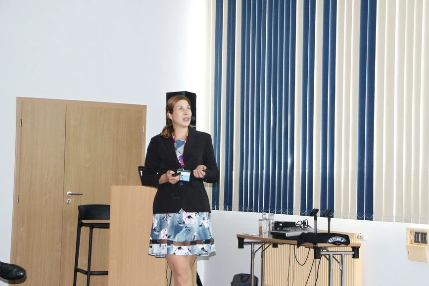 Škola hmotnostní spektrometrie: 26. Škola MS 2025 - Nová ambientní ionizační technika v praxi: LAESCI-HRMS pro komplexní analýzu (Barbora Papoušková)