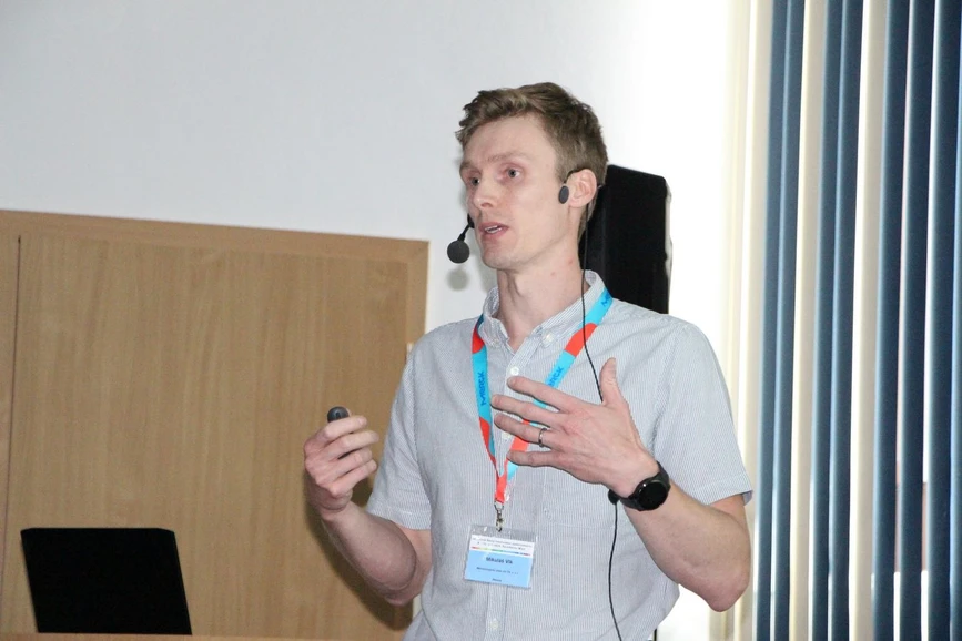 Škola hmotnostní spektrometrie: 26. Škola MS 2025 - Využití cyklické iontové mobility a chemického zesítění v plynné fázi ve strukturní analýze biomolekul (Mikuláš Vlk)